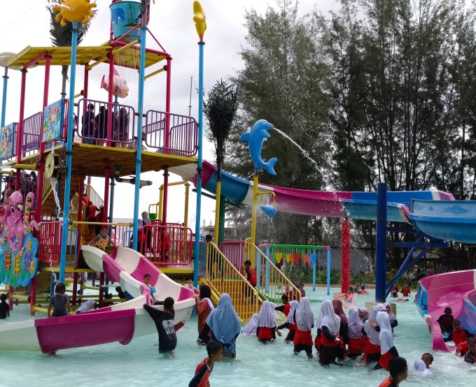 Kegiatan *SDS Al AZHAR 3 BATAM* Hari ini "Wisata Edukasi Belajar sambil bermain mengenal beranekaragam dinosaurus dilanjutkan dengan bermain air"