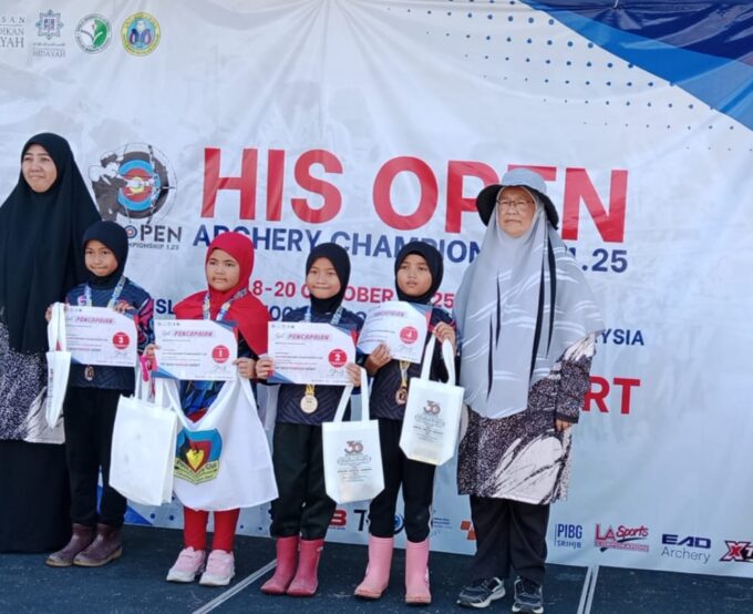 Alhamdulillah ananda " "Fathia Humairah Nabil" kelas II A SD IT Al Azhar 2 Batam meraih medali emas dan  " Muhammad Bilal Al Habsy " kelas IV B  Harapan 5 di HIS open Archery Champion di Johor, Malaysia .