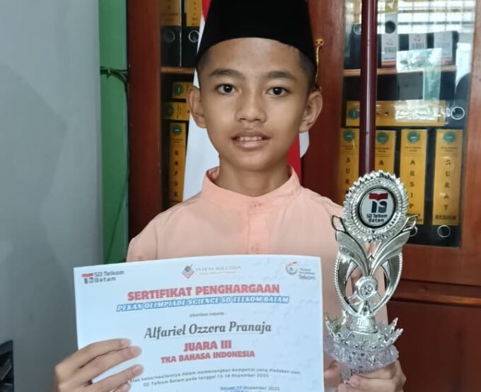 Alhamdulillah, ananda kita Alfariel Ozzora Pranaja dari SDS AL-AZHAR 2 Batam. juara 3 dalam Pekan Olimpiade Schense SD Telkom Batam lomba TKA Bahasa Indonesia