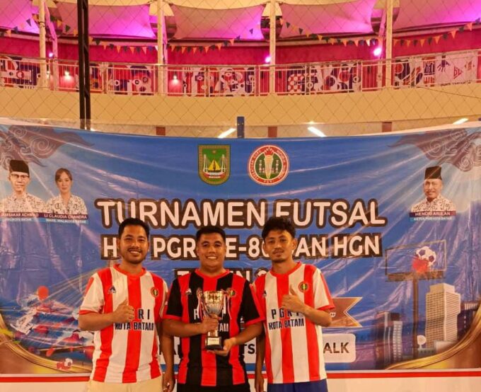 alhmdulillah selamat kepada PGRI Lubuk Baja juara 4 Turnament Futsal PGRI Kota Batam 2025,ada 3 pemain Al Azhar mewakili Pak Syahrul (SMP) Pak David (SMP) Pak Fahri (SD). 